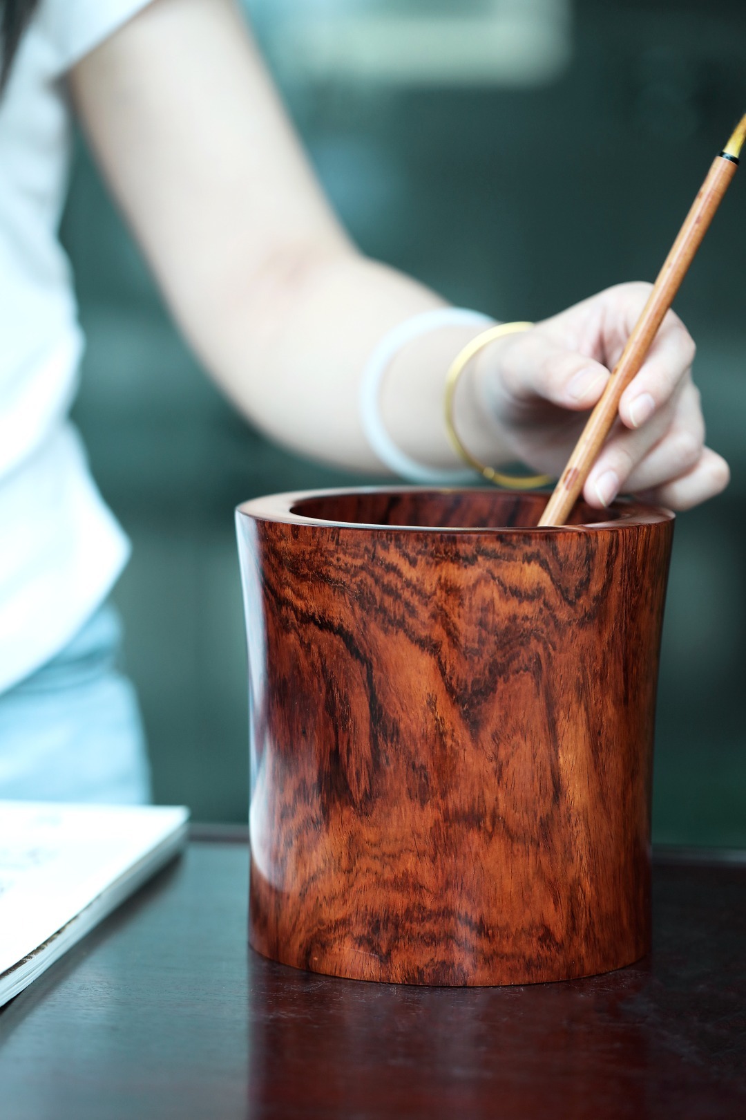 海黄 | 笔筒 两件套择取紫底老料一木两器，降香浓郁，周身光素纹美质坚。整体造型