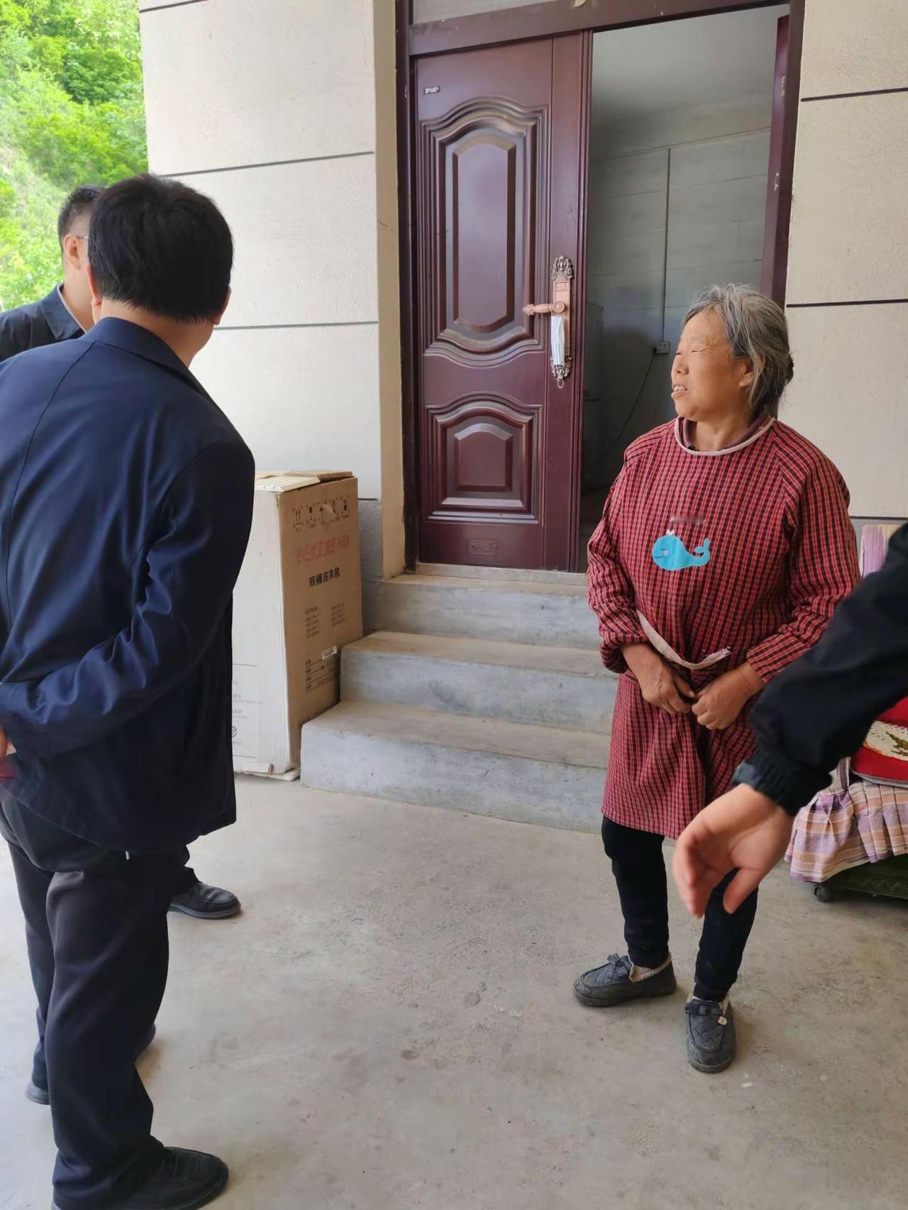今天早上有幸和区残联领导去看望了抗战老兵周保印老先生，并送去五百块慰问金随后去松