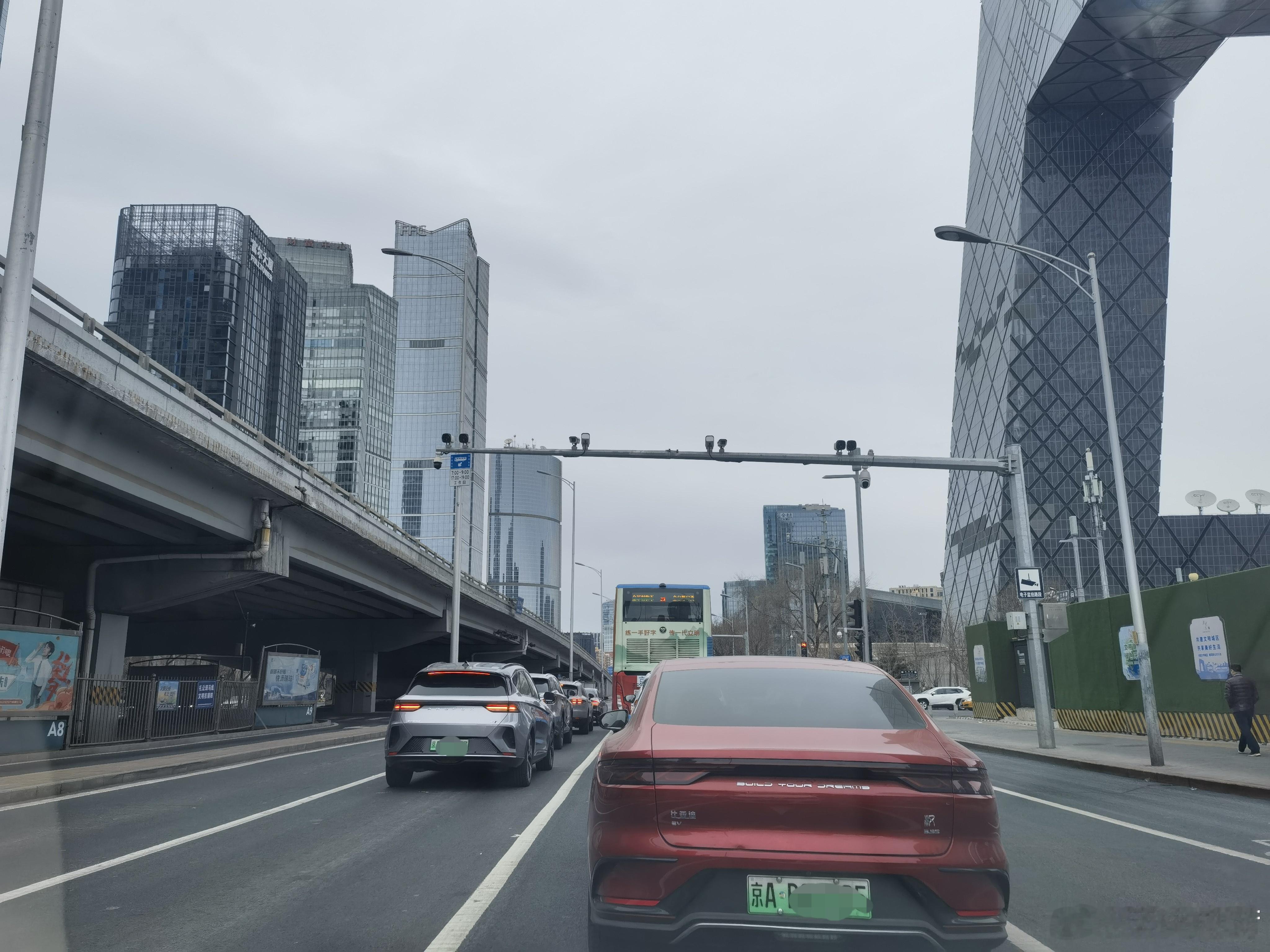 #回乡见闻# 回到北京，视界里的纯电车型一下子就多了起来了。北京很特殊，利用政策