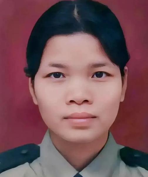 1997年，一名22岁的女警正在值夜班，发现审讯室关押的男毒贩想趁机逃走，她独自