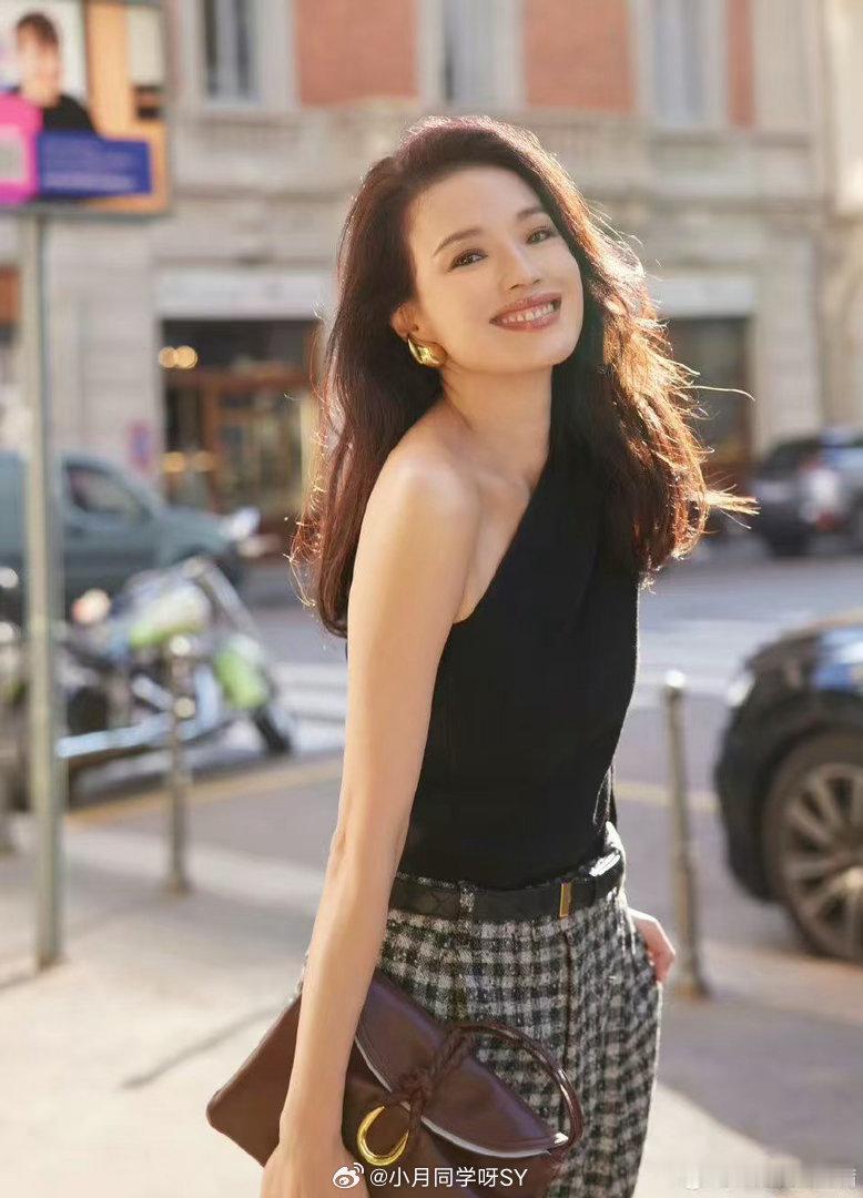 YU7代言人还是舒淇舒淇身上那种慵懒又高级的劲儿，跟和品牌绝配！看她一眼，就知道