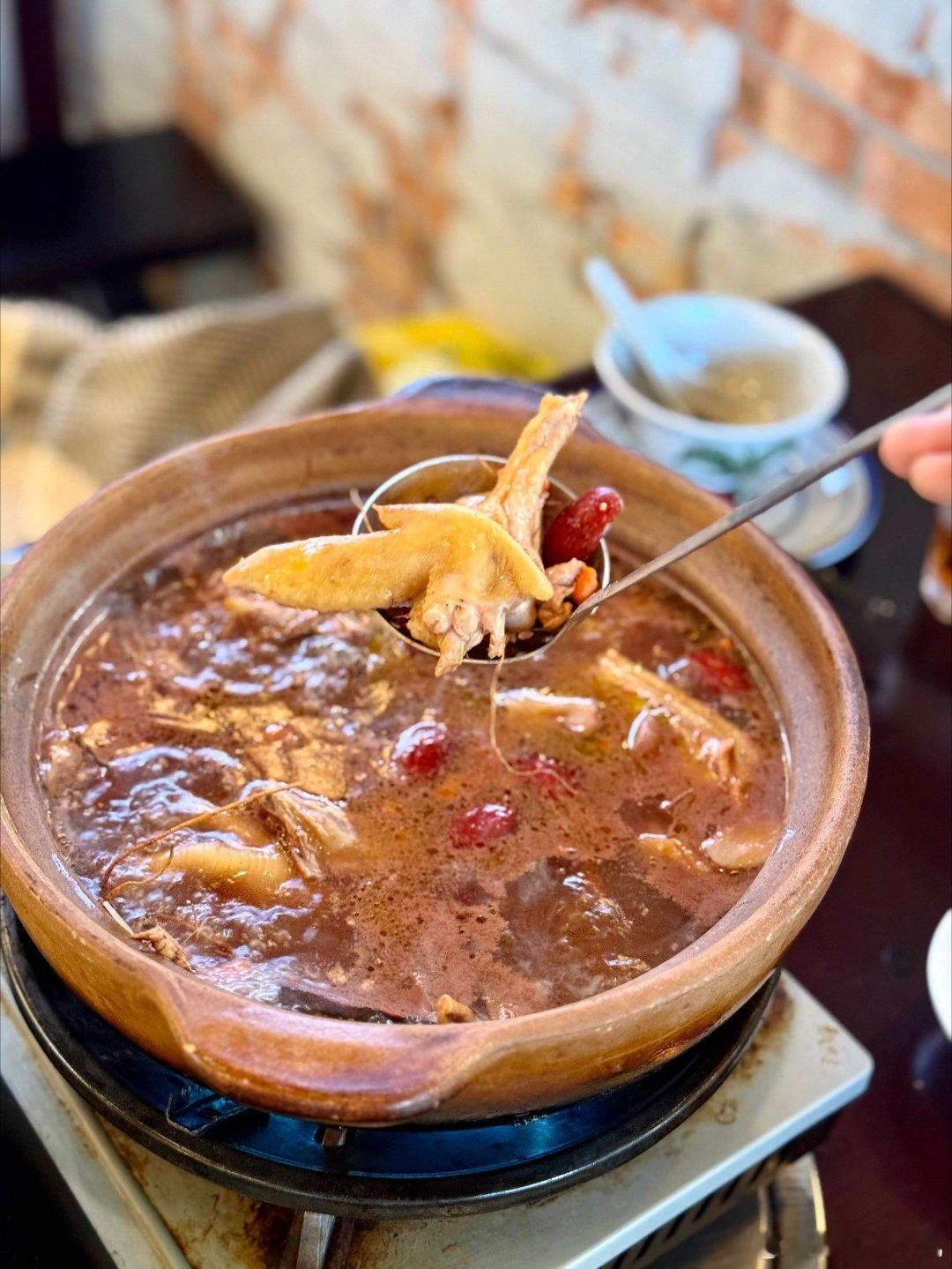 莫氏鸡煲老板原本是中医老板都说了去不祛湿不知道，反正好喝就完事儿了，真的很会讲话