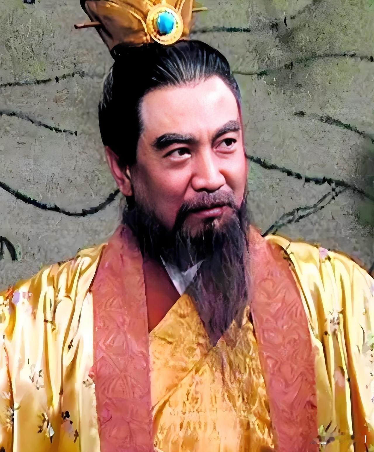 曹丞相，跟你说件事，啥事？大耳贼刘备穿越回现代，当了大学校长了，哦，大学校长是何