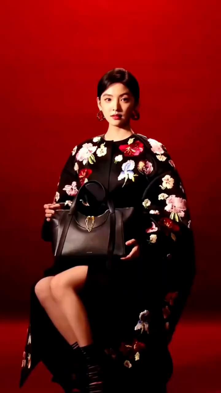 风口突然就明白什么叫人靠衣装了。张若男真的驾驭不了这个奢牌，感觉她被衣服给禁不住