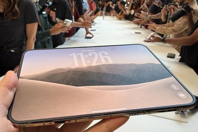 iPhone Duo，很多网友都在说，Duo到底怎么读？
有网友甚至打趣地问：那