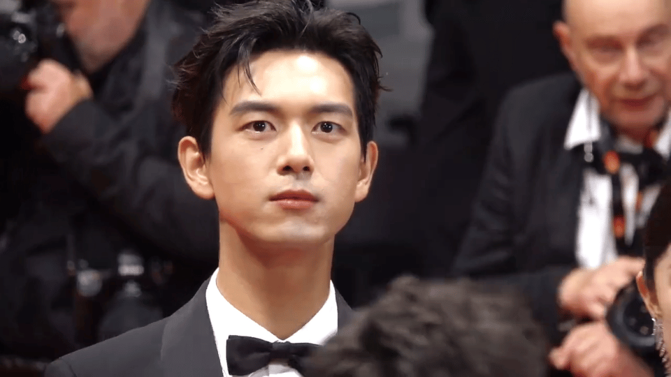 2025的桃花劫竟然是李现  过年回家被催婚的痛谁懂？但是有个粉丝超机智，拿李现