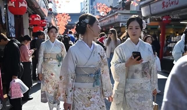 中日关系高度紧张：大量中国游客赴日！网友：富士山下都是中国人。

说白了，现在中