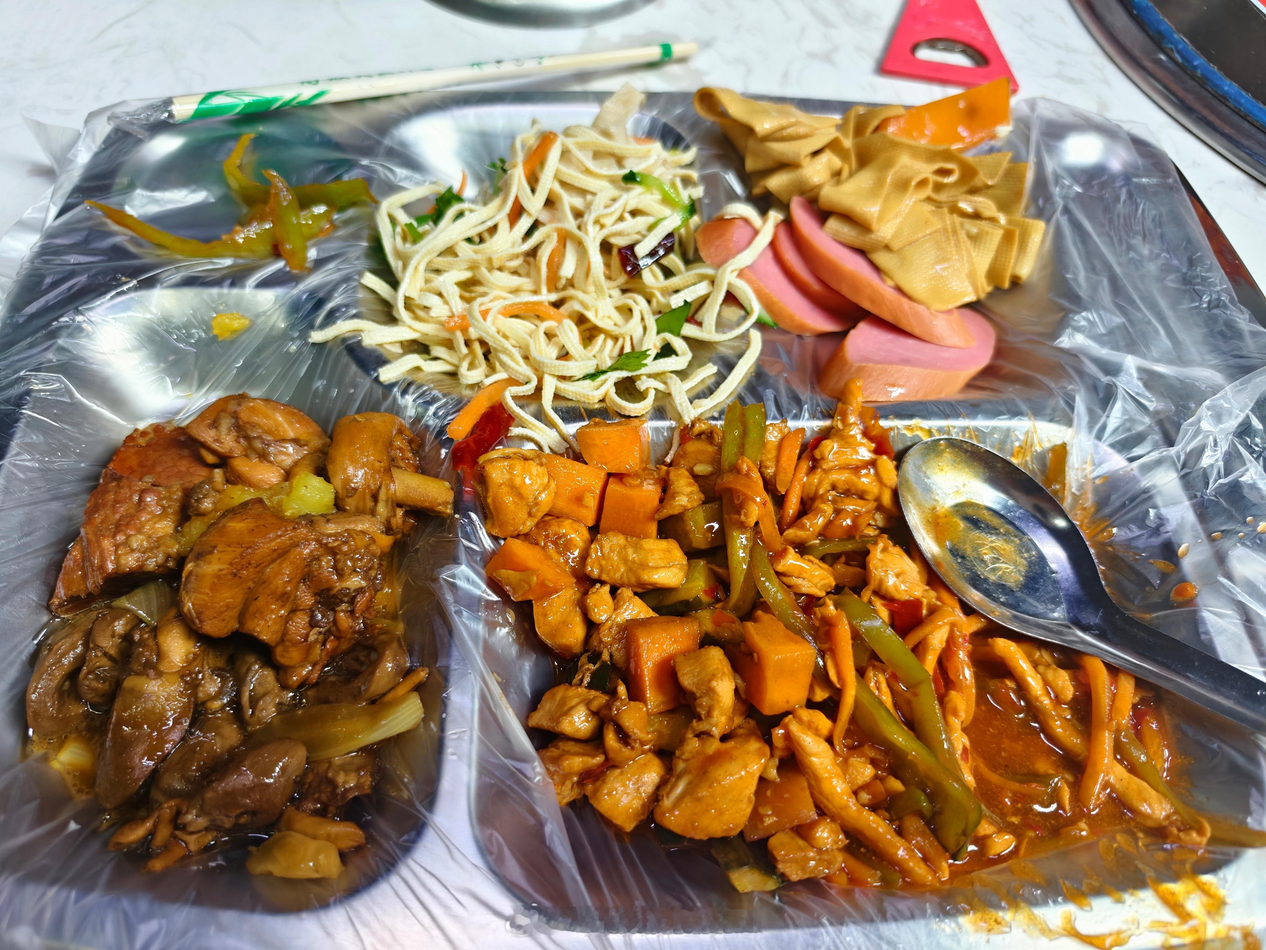 沈阳特色自助盒饭，15块钱一位，主打个不浪费管饱M的小吃地图