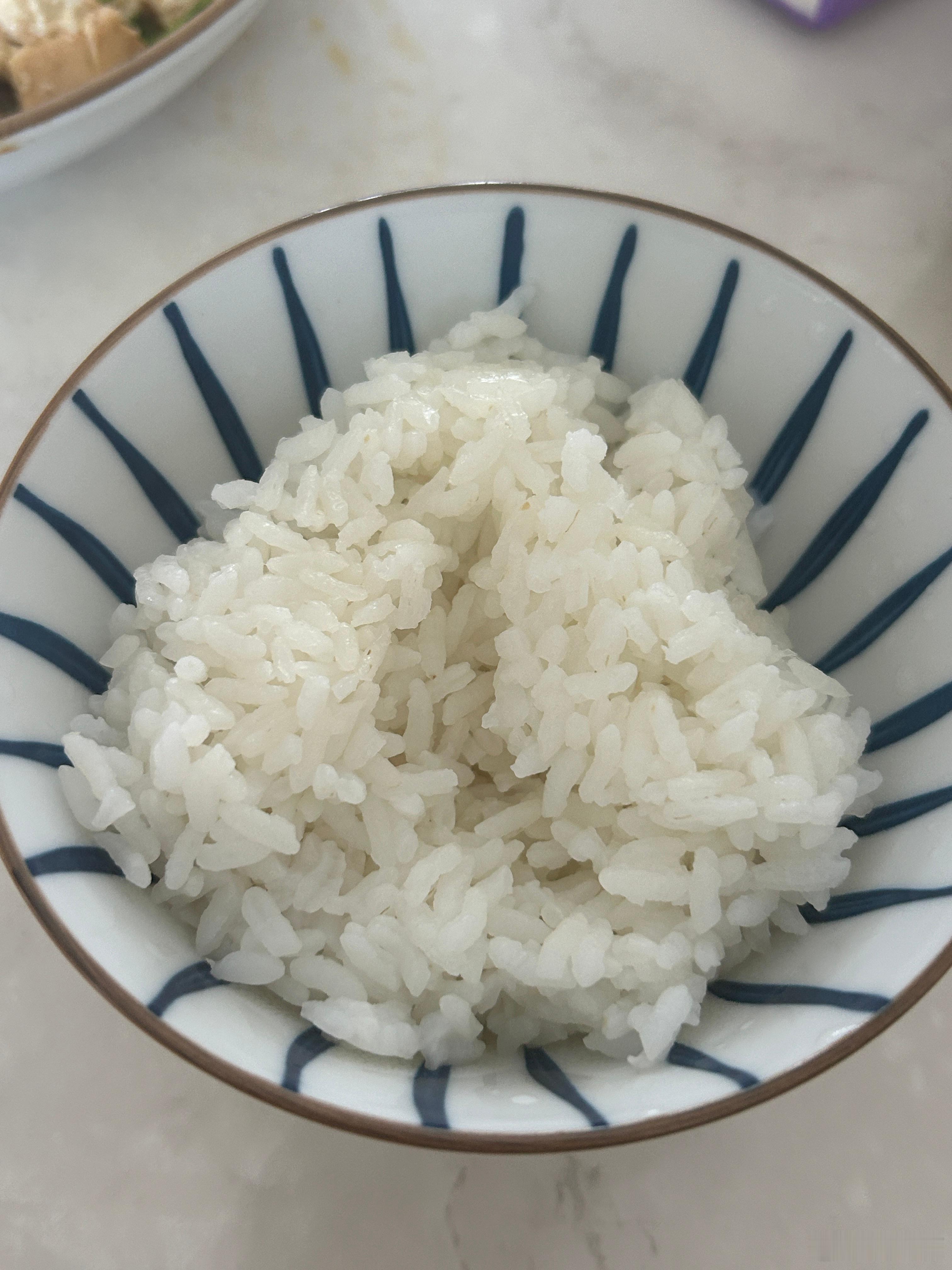 减肥第1天早餐：玉米+牛奶+鸡蛋+南瓜子午餐：土豆片炒肉+麻酱拌圆白菜+青椒炒豆