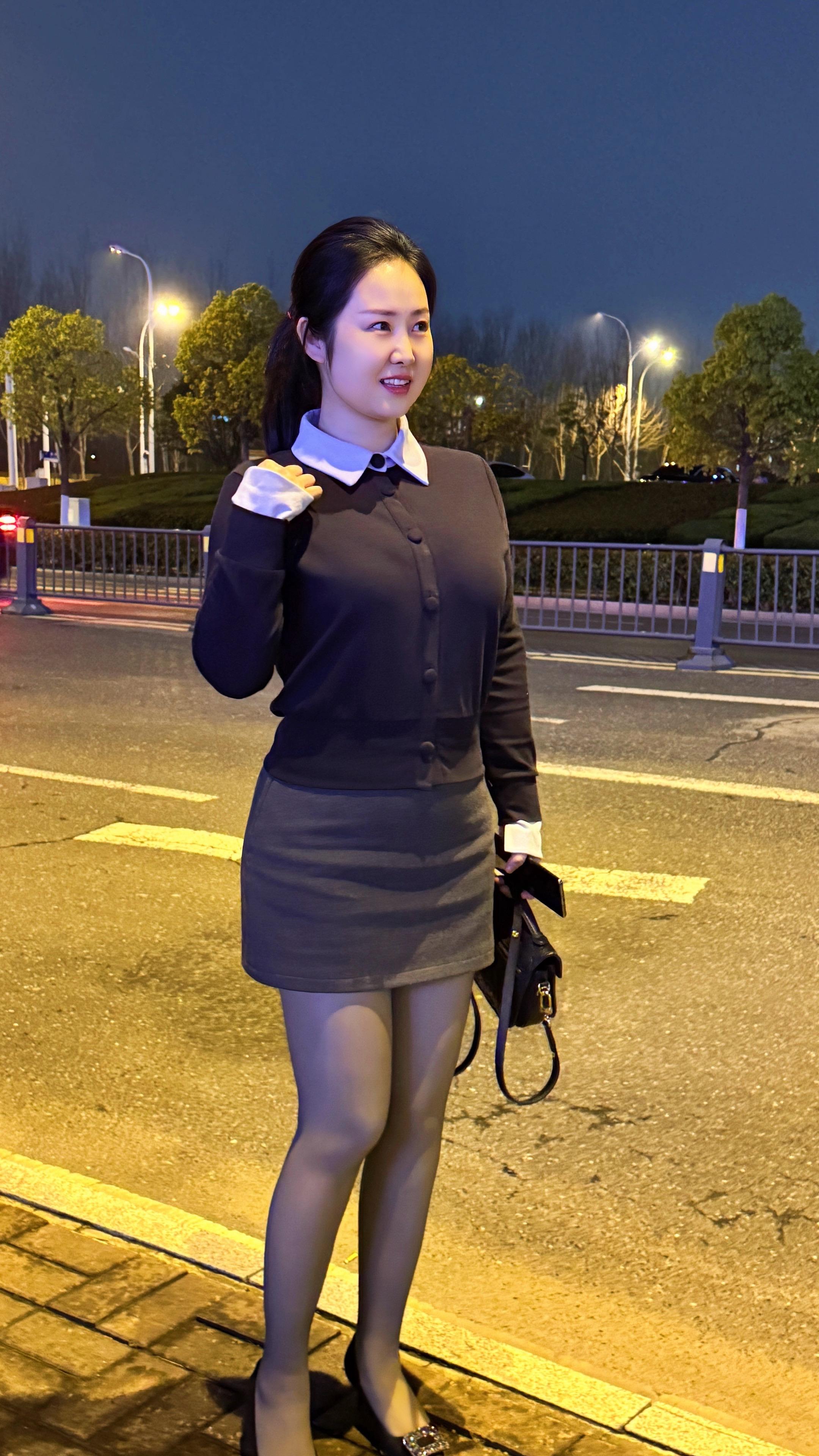 华灯初向晚，良辰应如是。