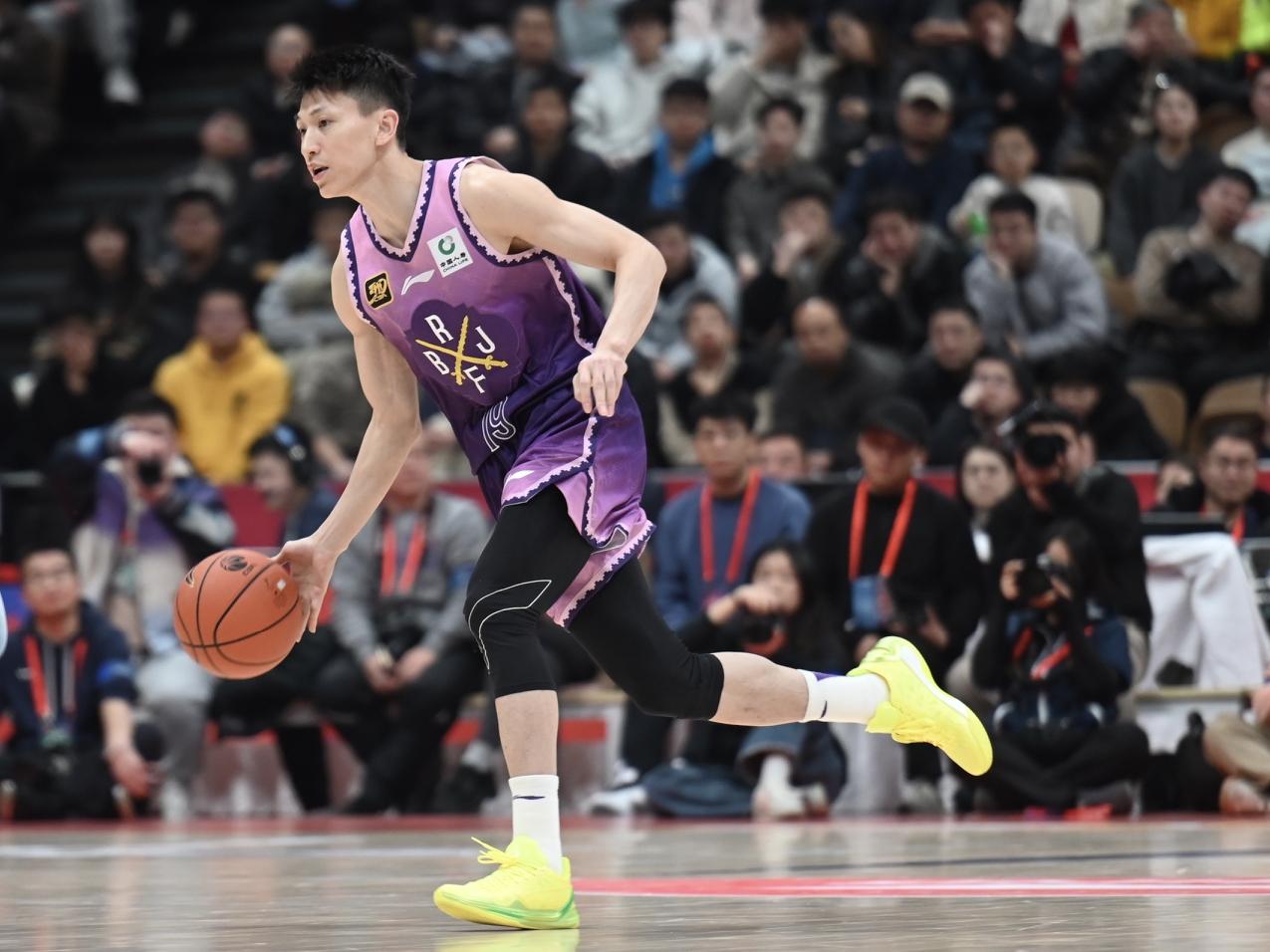CBA最新消息：据BTV记者“勇方方”报道，此前被曝重返北控男篮身兼队员和助教双