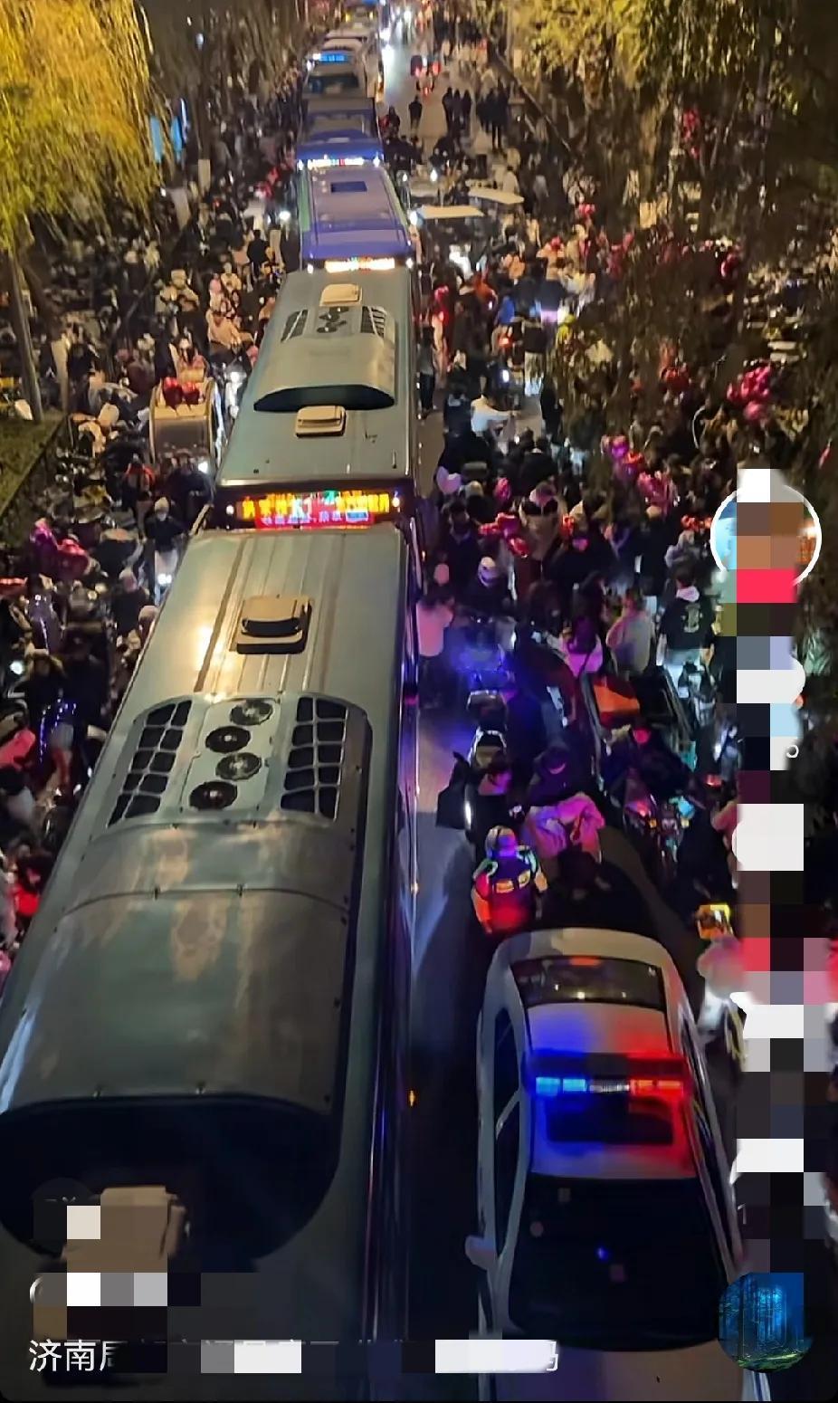 起猛了，跨年夜绿皮车开进了泉城路？


仔细一看才知道由于泉城广场跨年夜的人太多