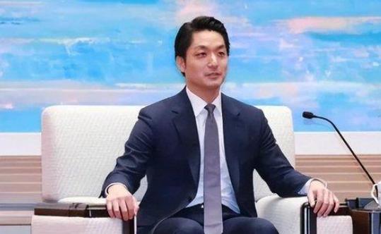 “你连中国人都不认，凭啥张罗把两蒋灵柩迁回大陆？” 记者一句话，蒋万安当场愣住，