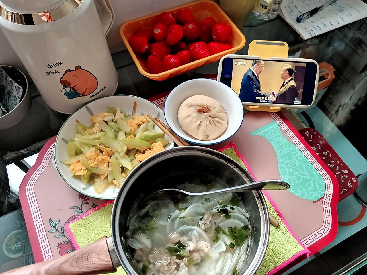 燕郊与北京只隔了一条潮白河，立春已过，却下起了春雪。冬日里降雪本就寥寥，天色沉郁