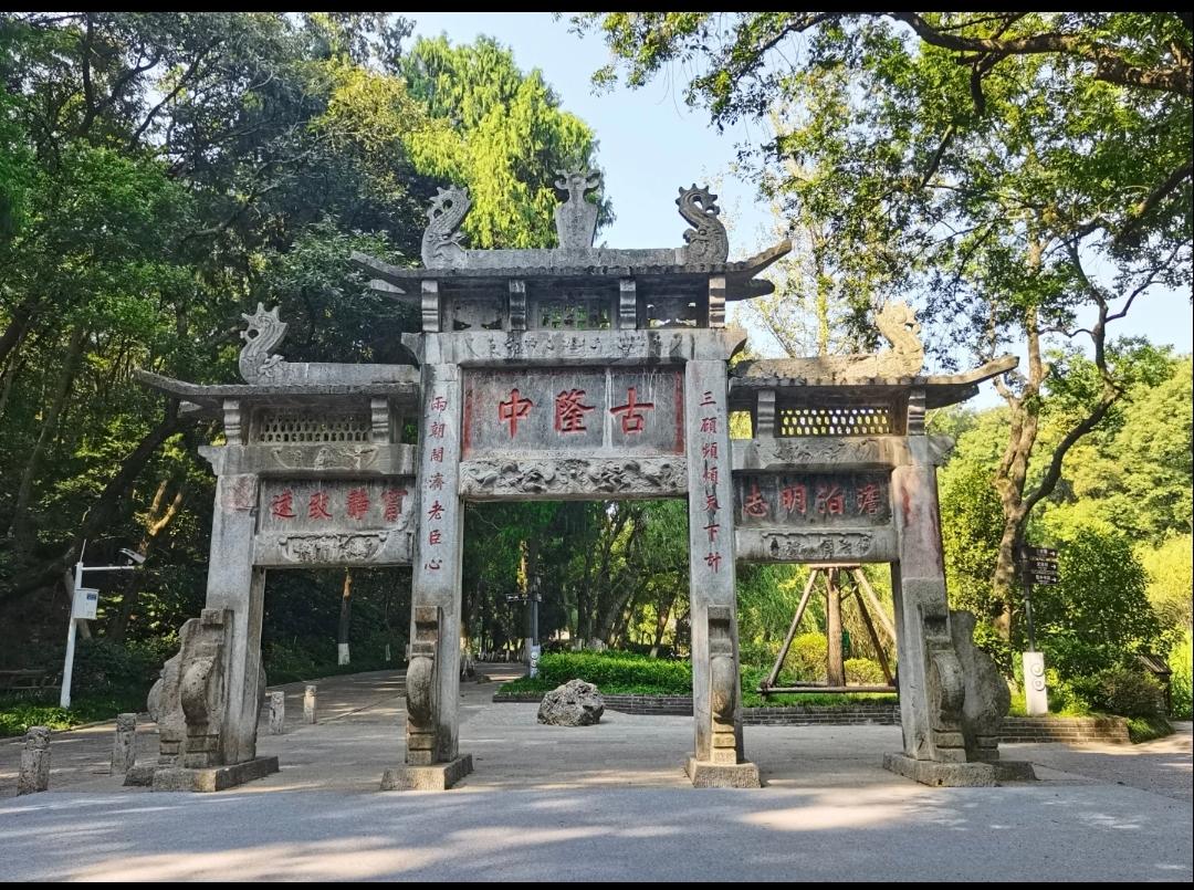 襄阳隆中：考古证实无东汉三国原生文化层，因隆中为隐居地，非长期农耕聚落，符合“躬