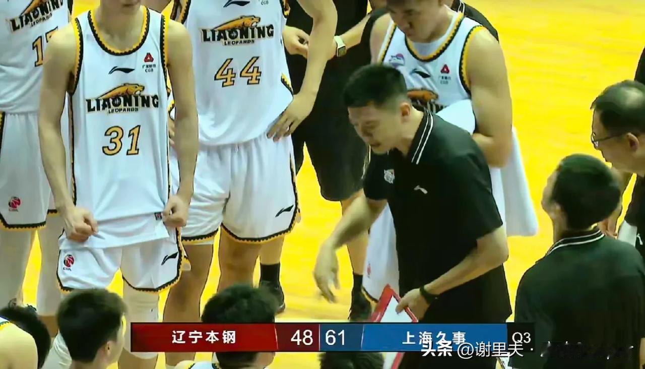 杨鸣太狡猾，不愧是三连冠教头，在锦州热身赛竟派出全华班三队对阵上海男篮，刘鹏也佩