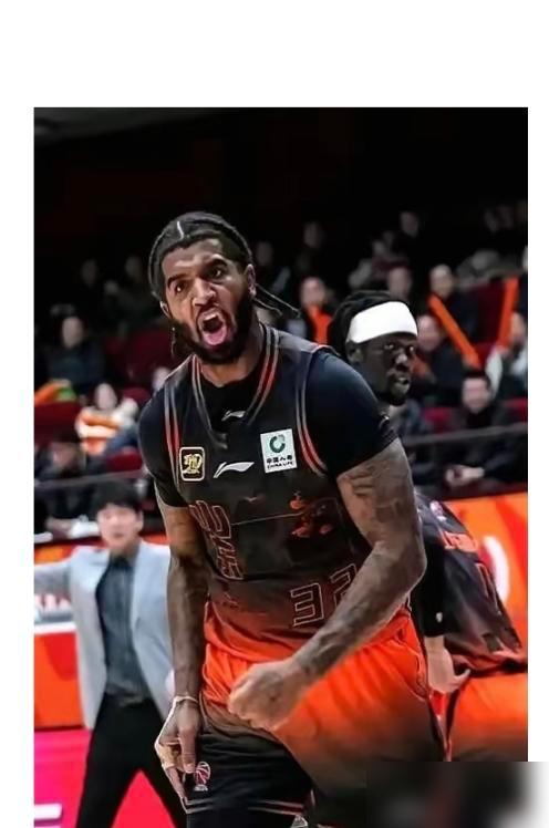 克里斯，上赛季山东高速的雷子，多位外援中最不被看好的外援，今年又被山东男篮录用了