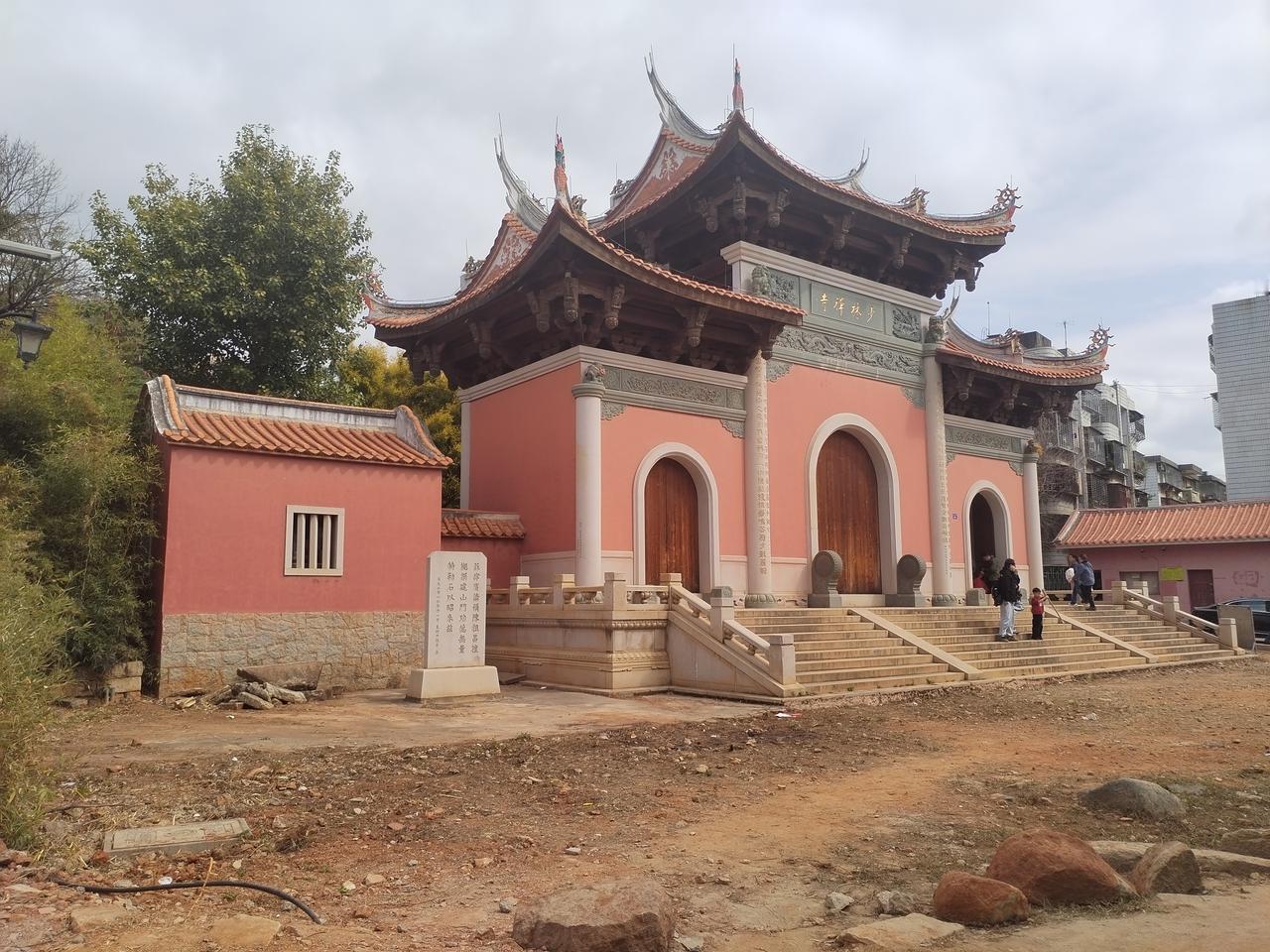 少林，分北少林，南少林，本自同宗同源。位于泉州市清源山东麓的镇国东禅少林寺，俗称