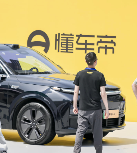 某车帝五一期间在重庆观音桥以“重庆本地的车”为主题做展示活动，比如问界、长安，长