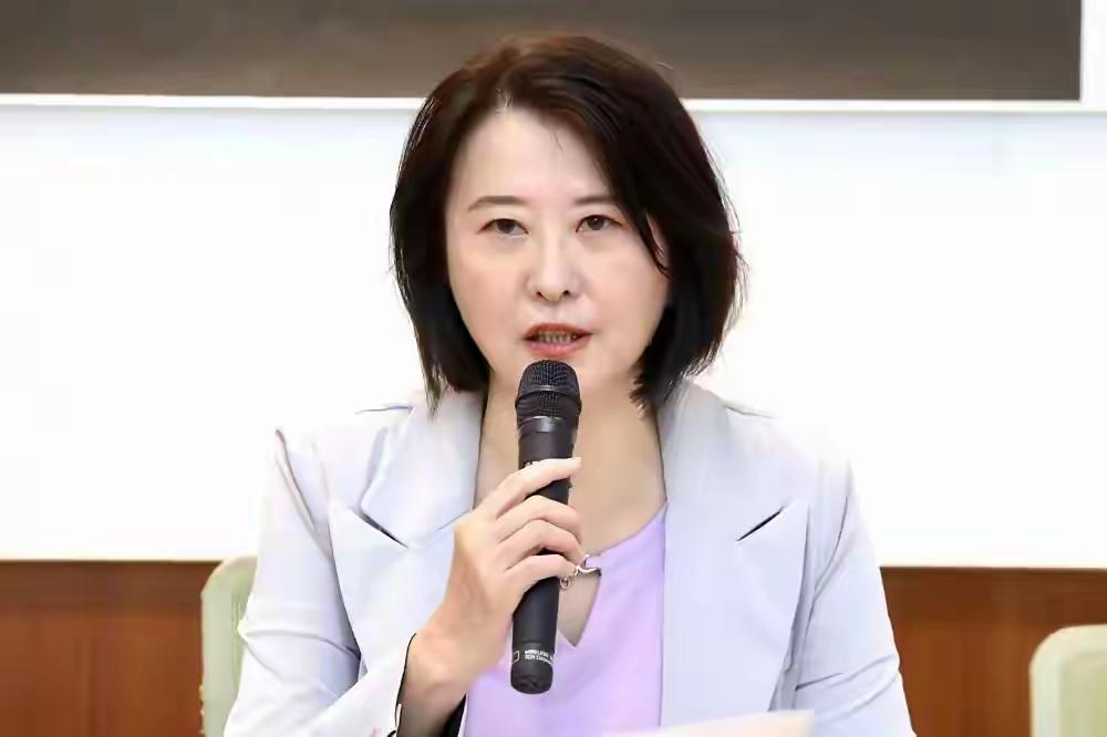 王鸿微在军购案中，还是比较理性拎得清形势的！这次的表现相比徐巧芯还是识时务聪明的