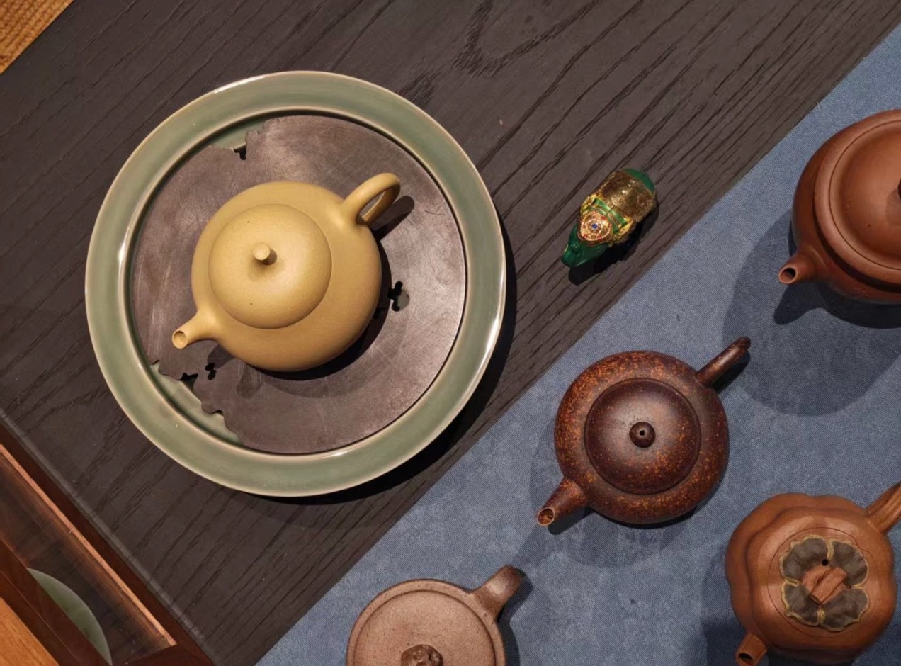 品茶赏器交友  凡事别急沸水自有落时，人生这道茶，不是品到甘甜 ，就是学到平静！