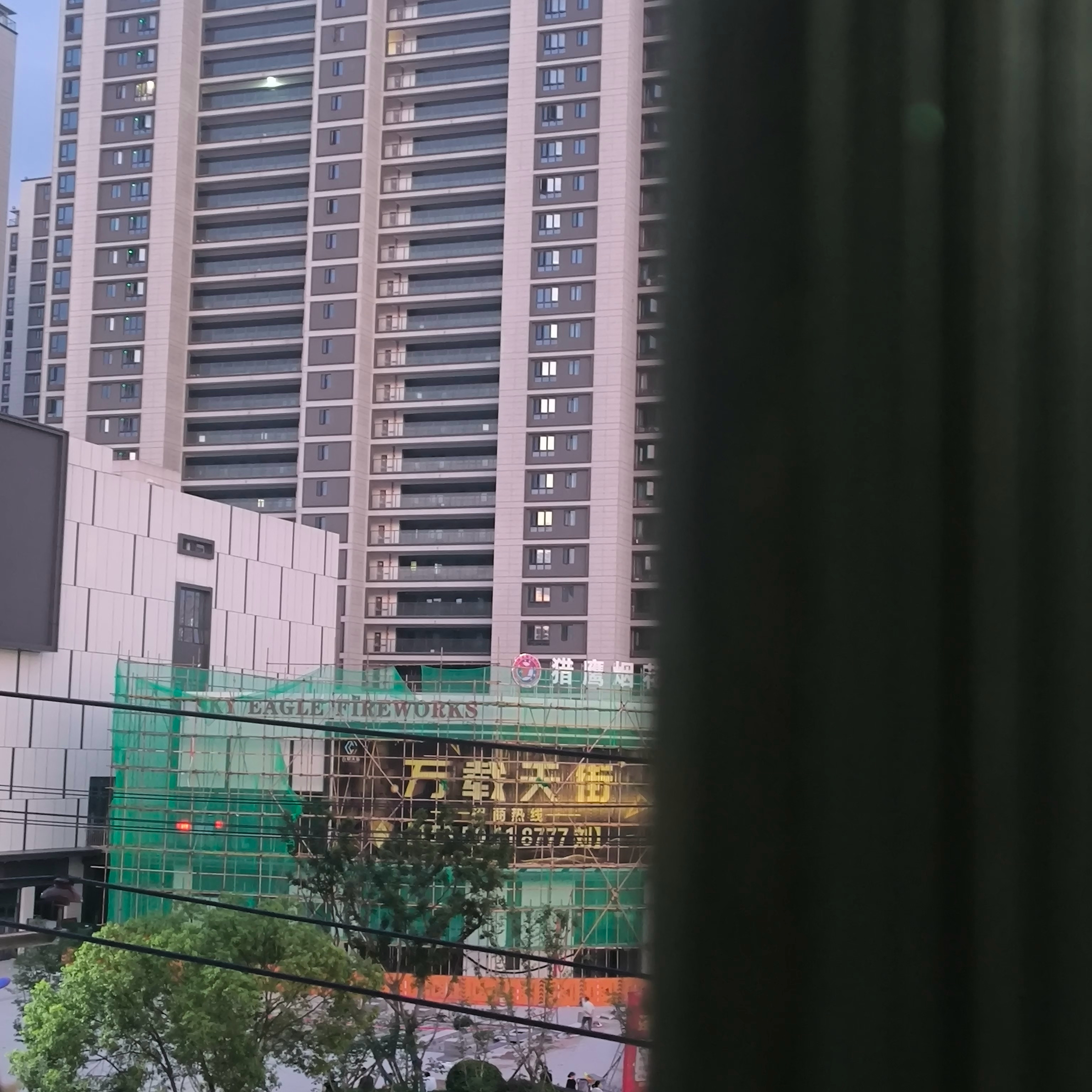 原来同事说的万载天街 就它喵的在我家对面，说位置把我说的云里雾里 一开窗，嘿 万