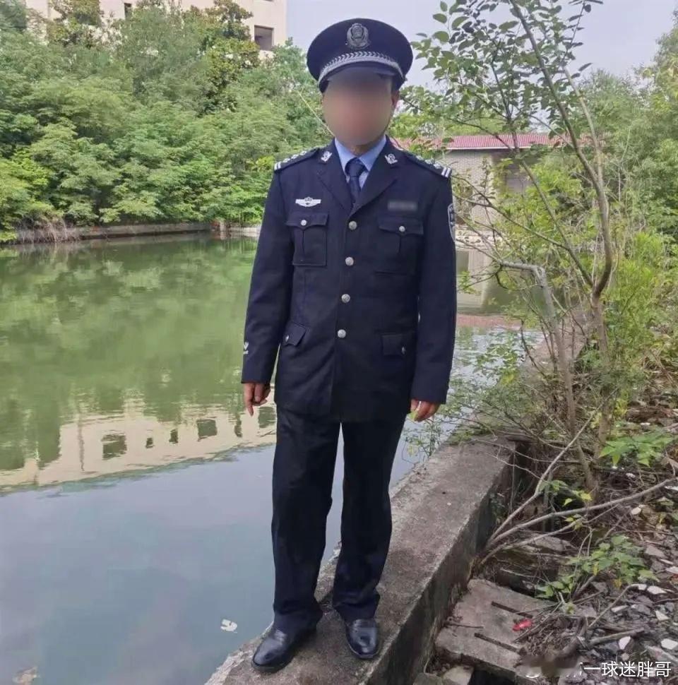 国企男子买假警服拍照炫耀被拘 男子穿“警服”扮帅并自拍上网炫耀，各类警服一应俱全