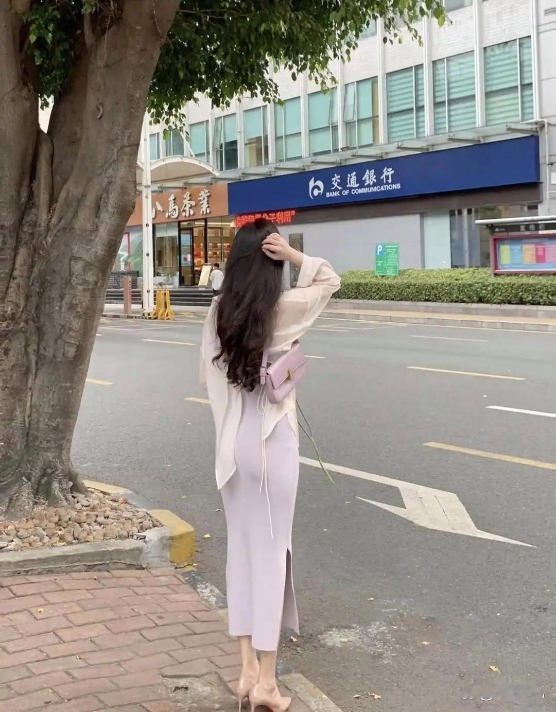 路边看到的 她男朋友也太幸福了吧 真叫人羡慕！ 