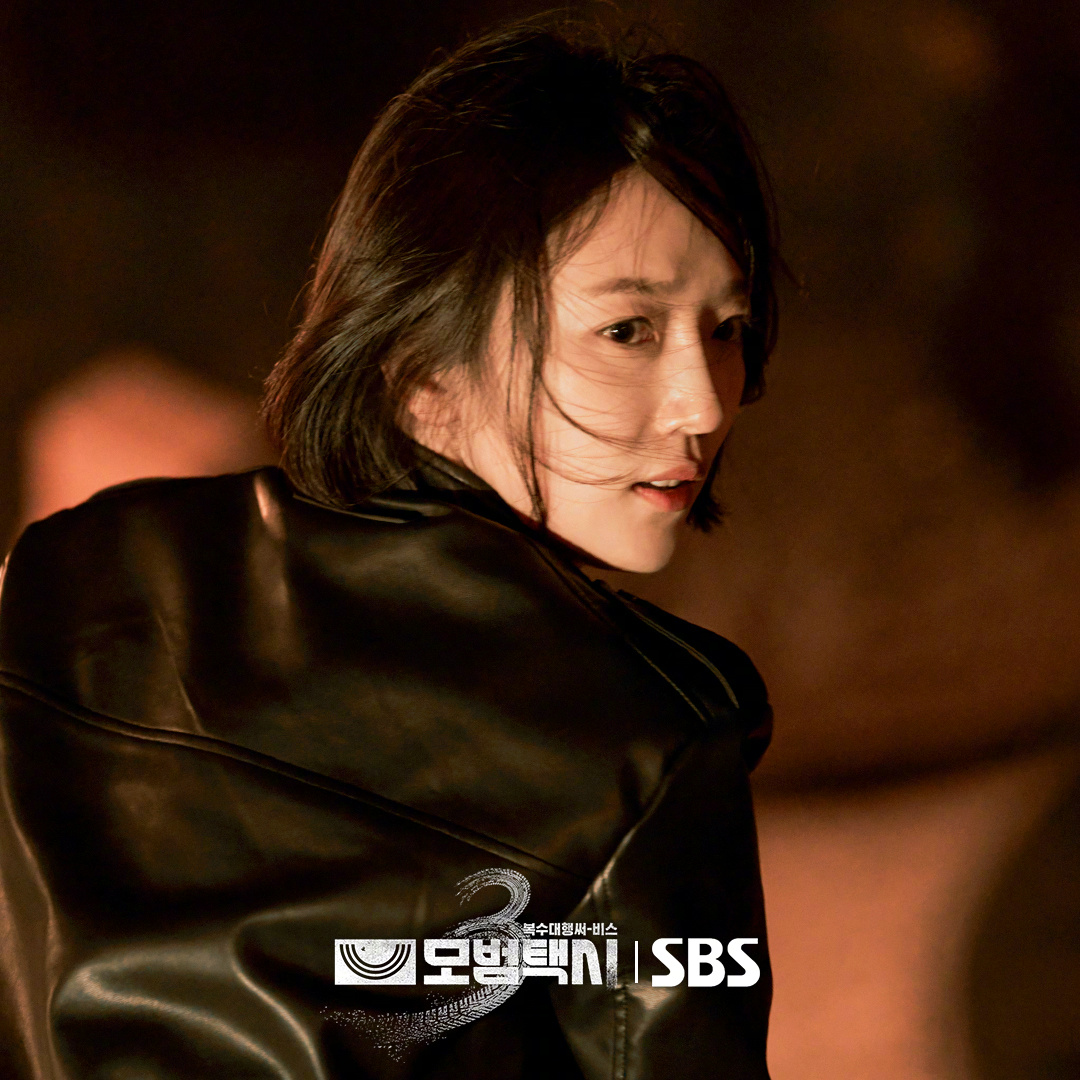 SBS新金土剧模范出租车3 公开表艺珍[超话] 剧照。该剧改编自同名网漫，讲述蒙