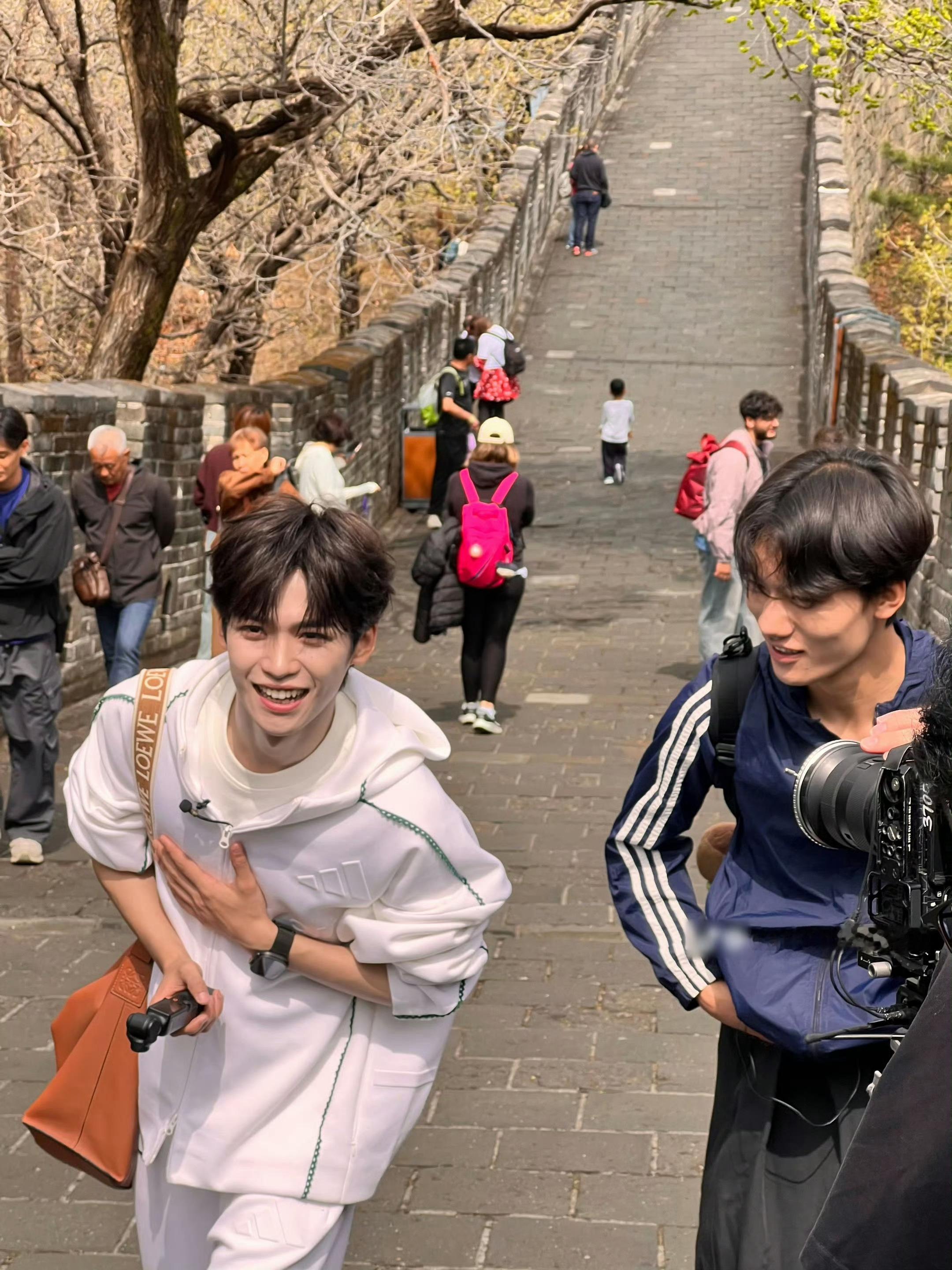 国外网友长城偶遇梓渝帅哥在哪里都是亮眼的