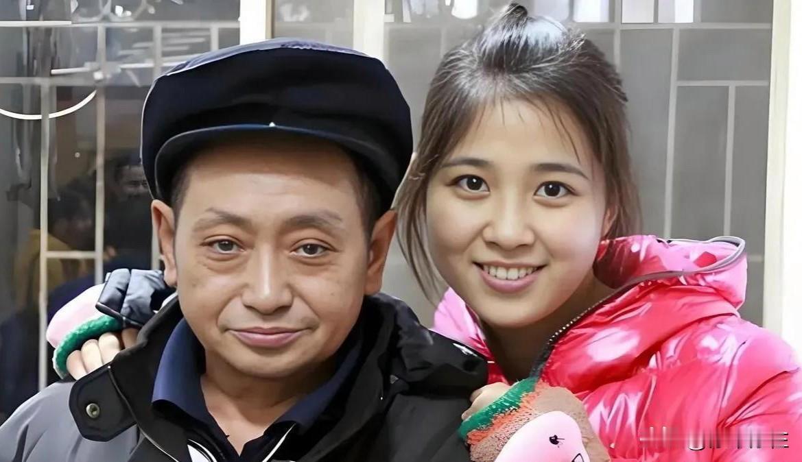 1990年重庆的雪夜格外冷，光棍邓和平在寒风中捡到了襁褓里的女婴，取名邓雪凤。这