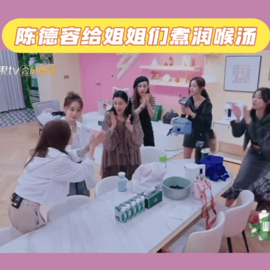 陈德容有妈系闺蜜的赶脚了 陈德容的电饭煲简直是“友情升温神器”！汤里炖的是红枣枸