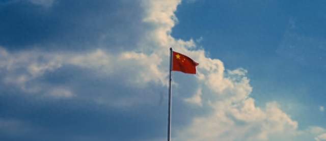张凌赫国庆晒国旗视频，这画面为啥让这么多人破防了
