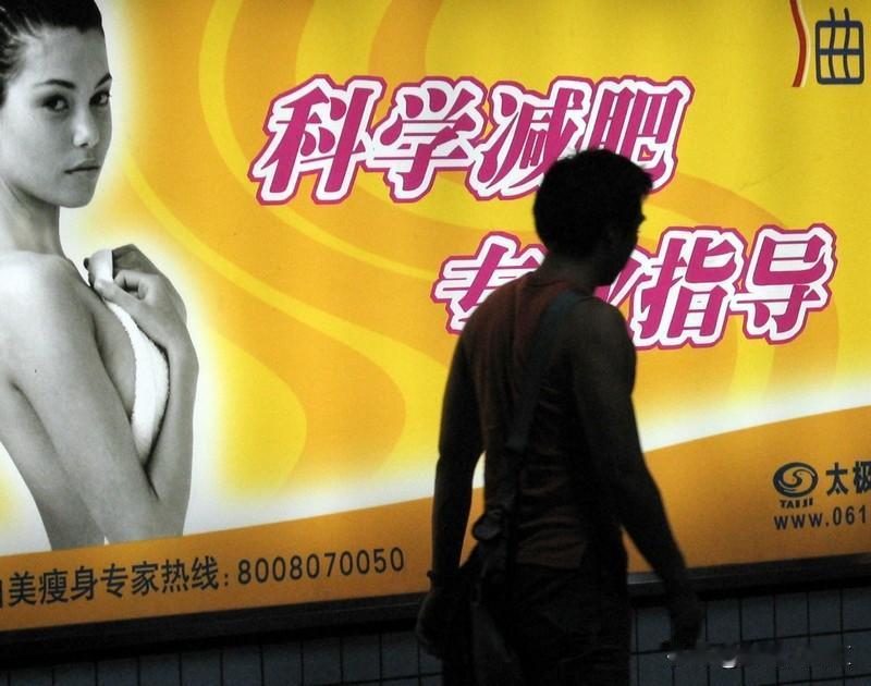 虚假广告一直存在，原因还挺多。互联网门槛低，谁都能在网上发广告，不良商家为了赚钱