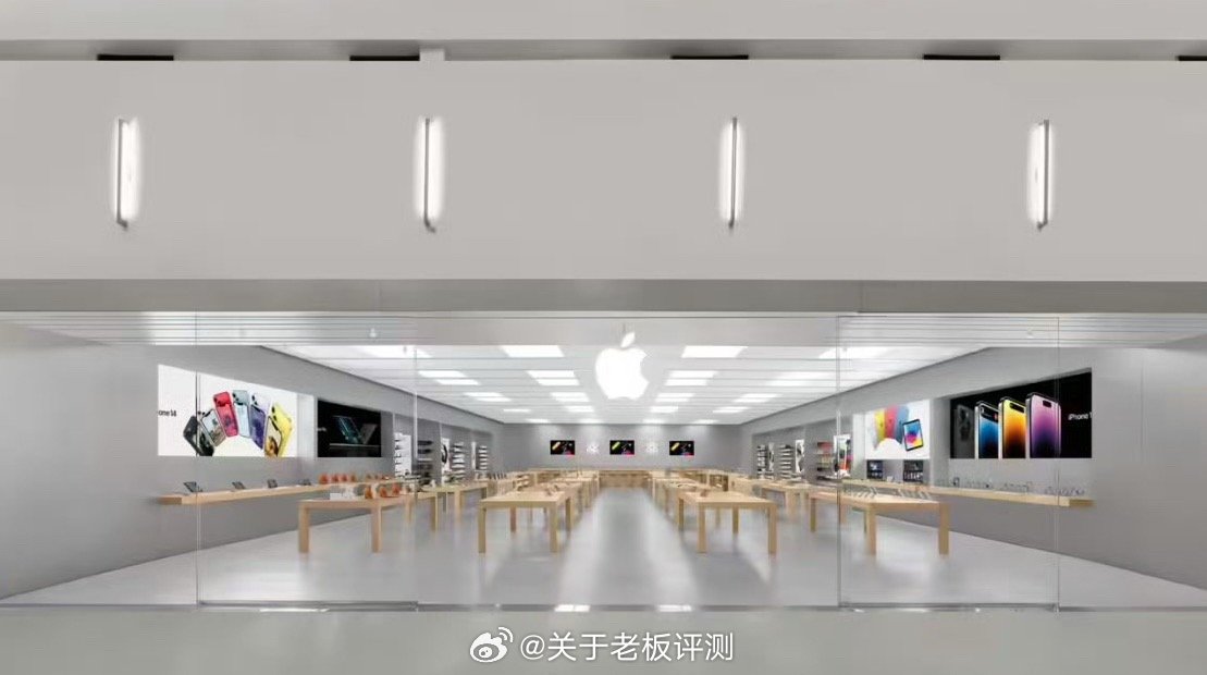 刷了一圈外网评论，发现网友争议两极分化特别严重。一部分人觉得，商场客流崩盘、门店