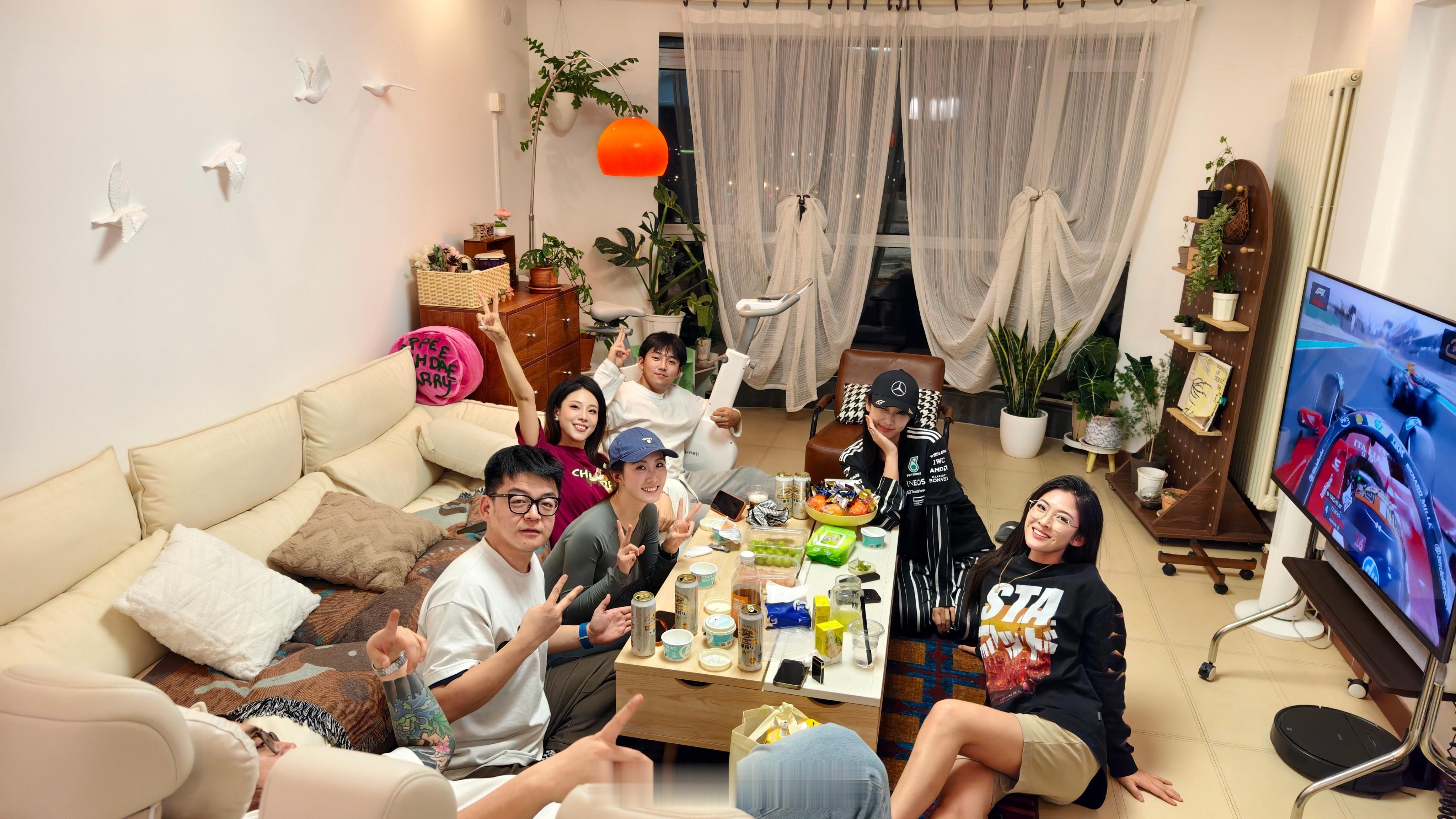 在家看F1收官阿布扎比站吃饱喝美又快乐了噢，今天我们都是卷儿妈的孩子