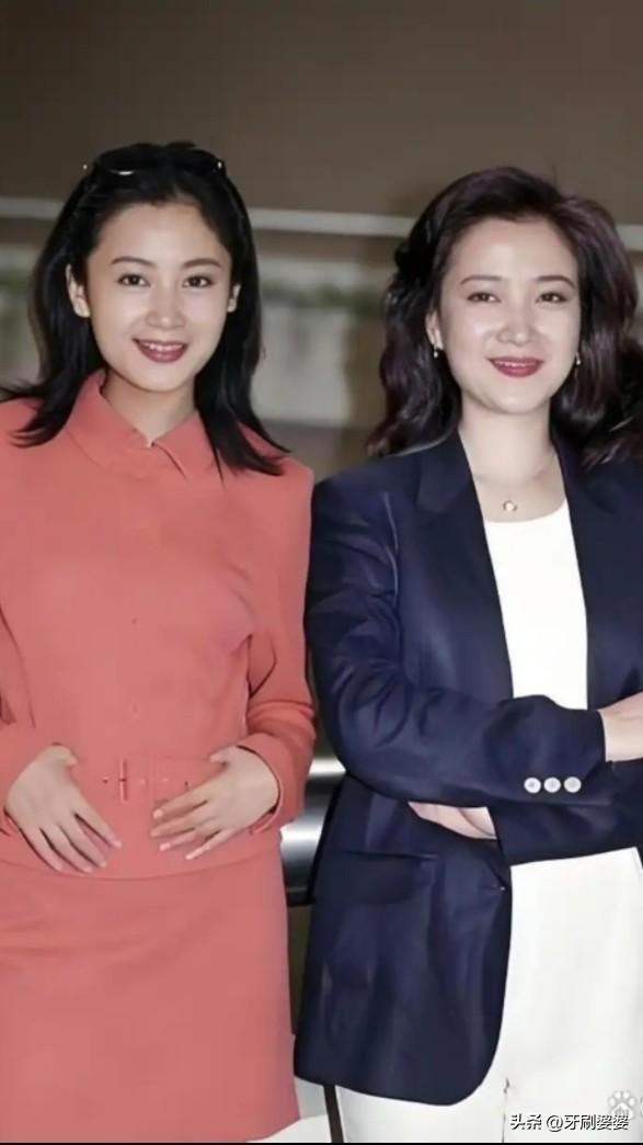 左侧：陈红，右侧：何晴，一个演遍四大名著，一个是初代古装天花板，这张合照妥妥的神