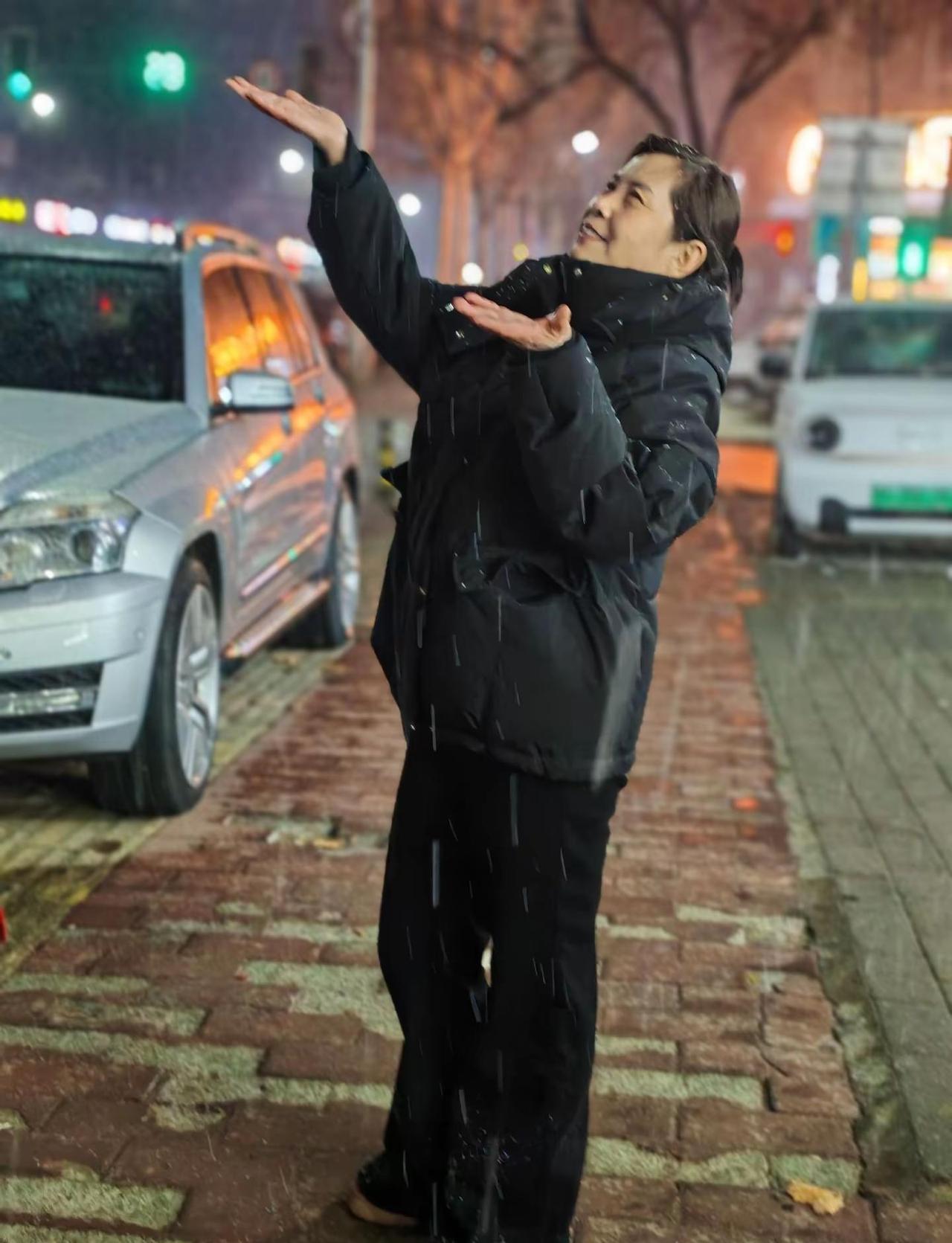 不能倒下，必须站稳，身后想看你笑话的人不少，倒下变成尘土，唯有站着，才是自己的靠