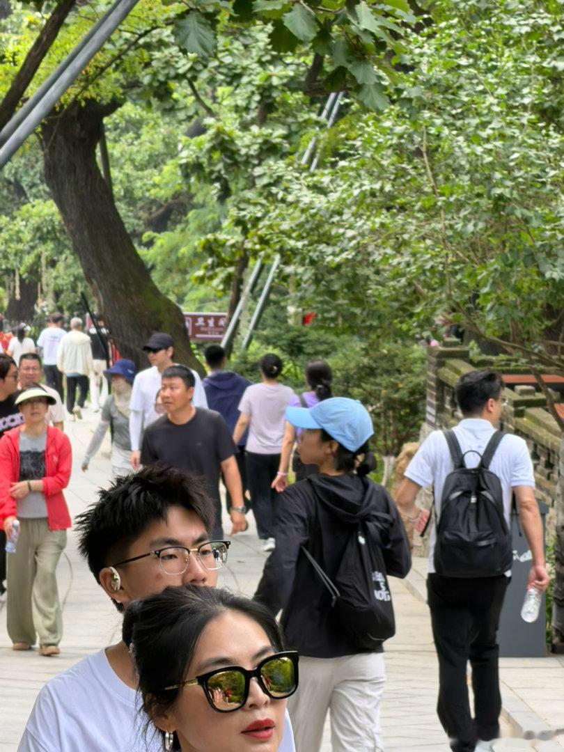 三伏天来辽宁大孤山， 真的会明白什么叫 “ 山里有风 ” 。 不是硬扛高温， 也