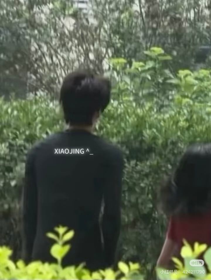 路人偶遇周柯宇穿健身服跑步周柯宇也太自律充实了！网友偶遇周柯宇一身健身服出门慢跑