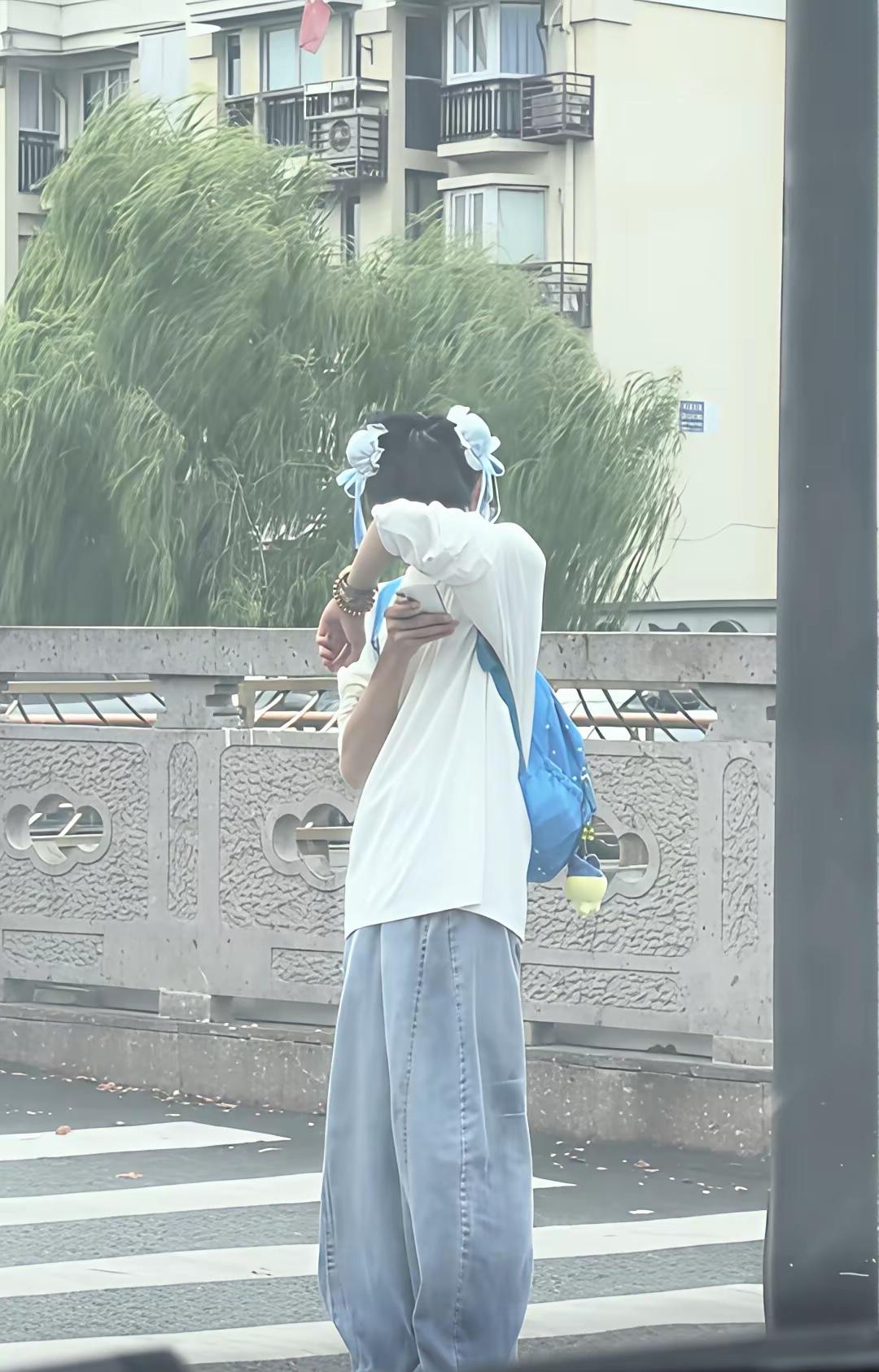 这是谁家的儿子，他父母的容忍度这么高的吗？还是刻意这么培养，又一个被娘炮文化祸祸