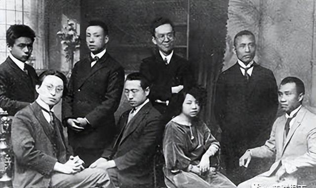 朱敏从纳粹集中营九死一生归来，在北师大任教。某夜，她突然从噩梦中惊醒，哭喊声撕破