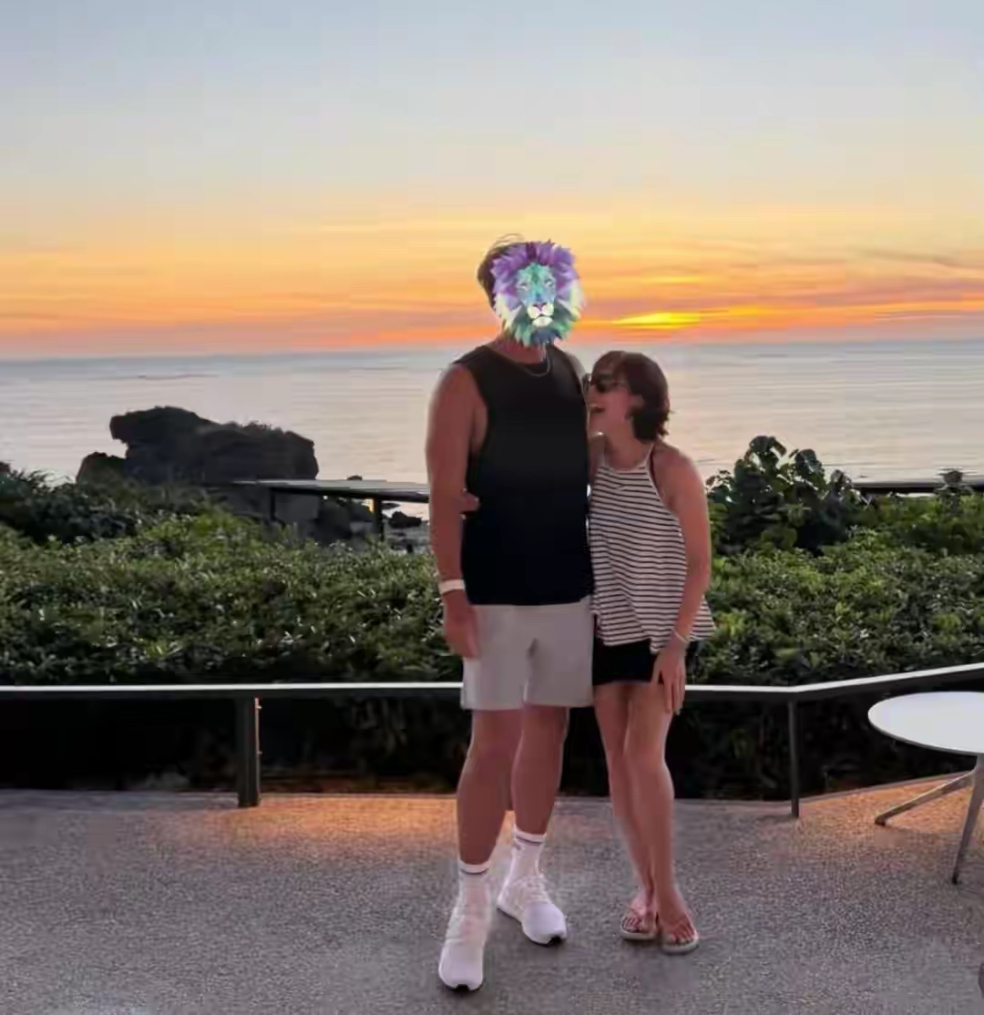 孙艺珍晒和玄彬旅行合照，两人体型差明显，孙艺珍笑容满面好幸福 