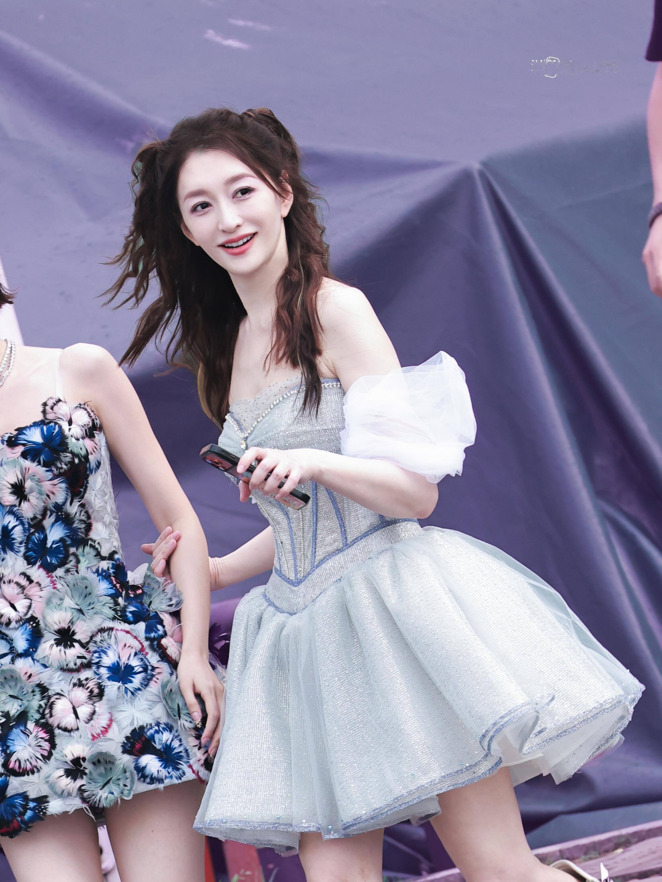 李小冉的正确打开方式 别人在拼少女感，她在拼真实感。李小冉用行动证明：女人最好的