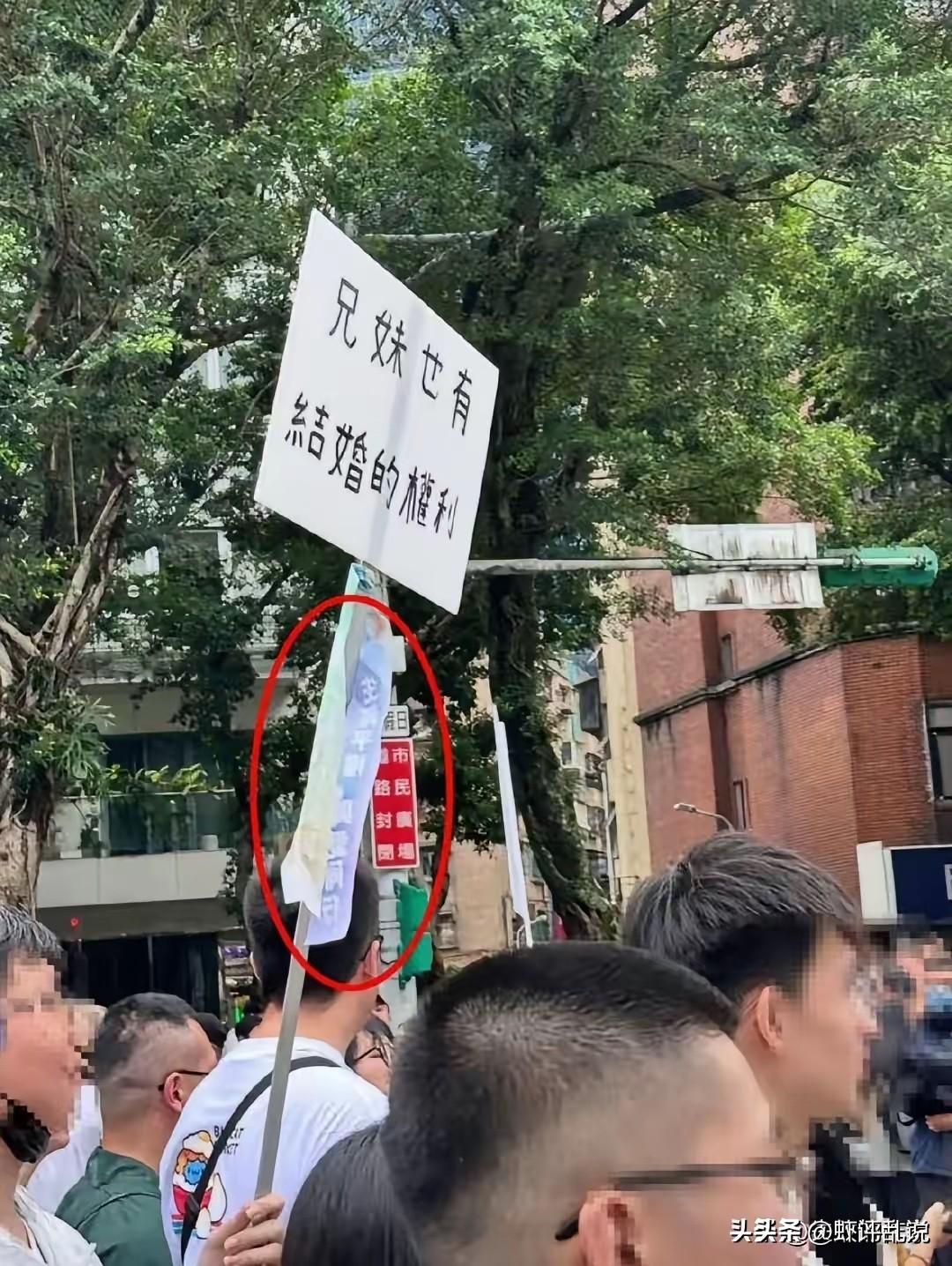 当有些人一味地追逐“自由”时，便会衍生出以个人诉求为导向的种种“权利”。

他们