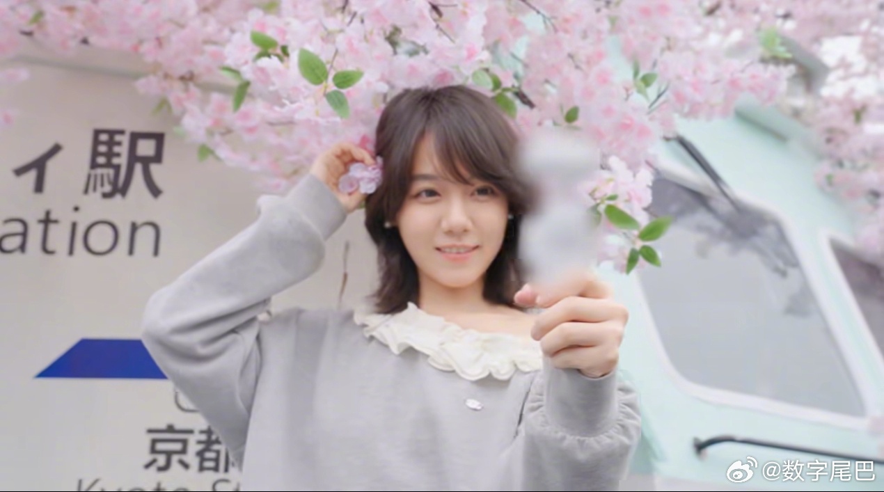 这你受得了吗？影石 Insta360 的手持云台相机上来就是双摄！上半年发布命名