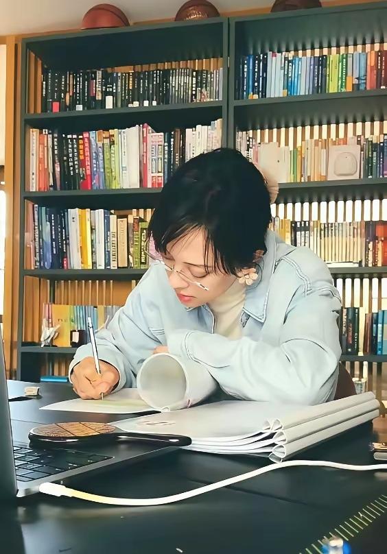 孙俪把《心经》抄了100多遍，这是为哪般？她说小时候当领唱，因为骄傲自大被老师突