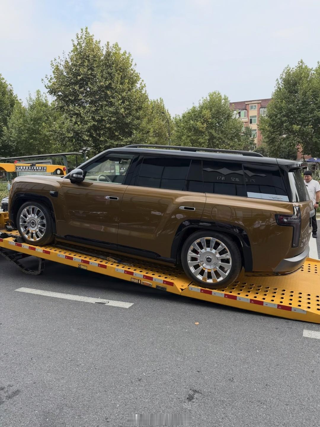 厉害的网友分享，方程豹钛9 实车现身。 ​​​