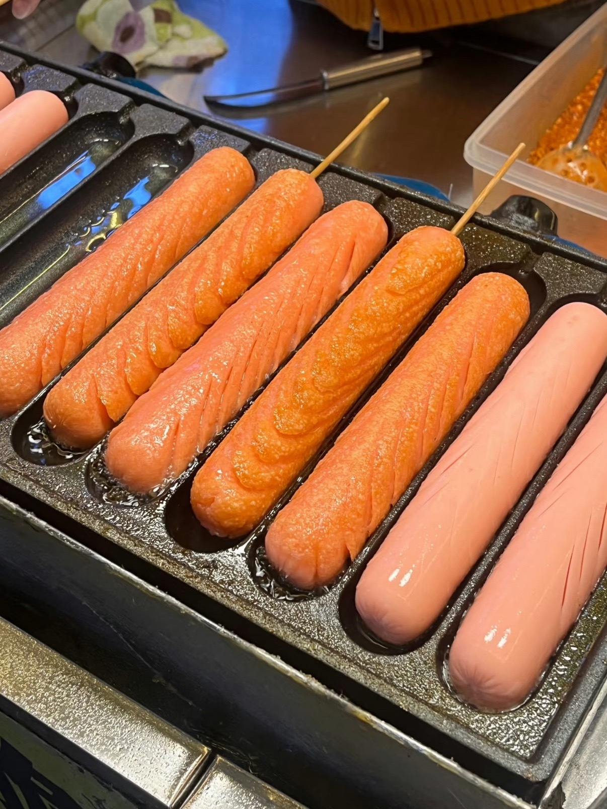 烤肠界的四大顶流最好吃的烤肠就是淀粉肠，全是淀粉一点肉都不能有，现烤现吃，脆香脆