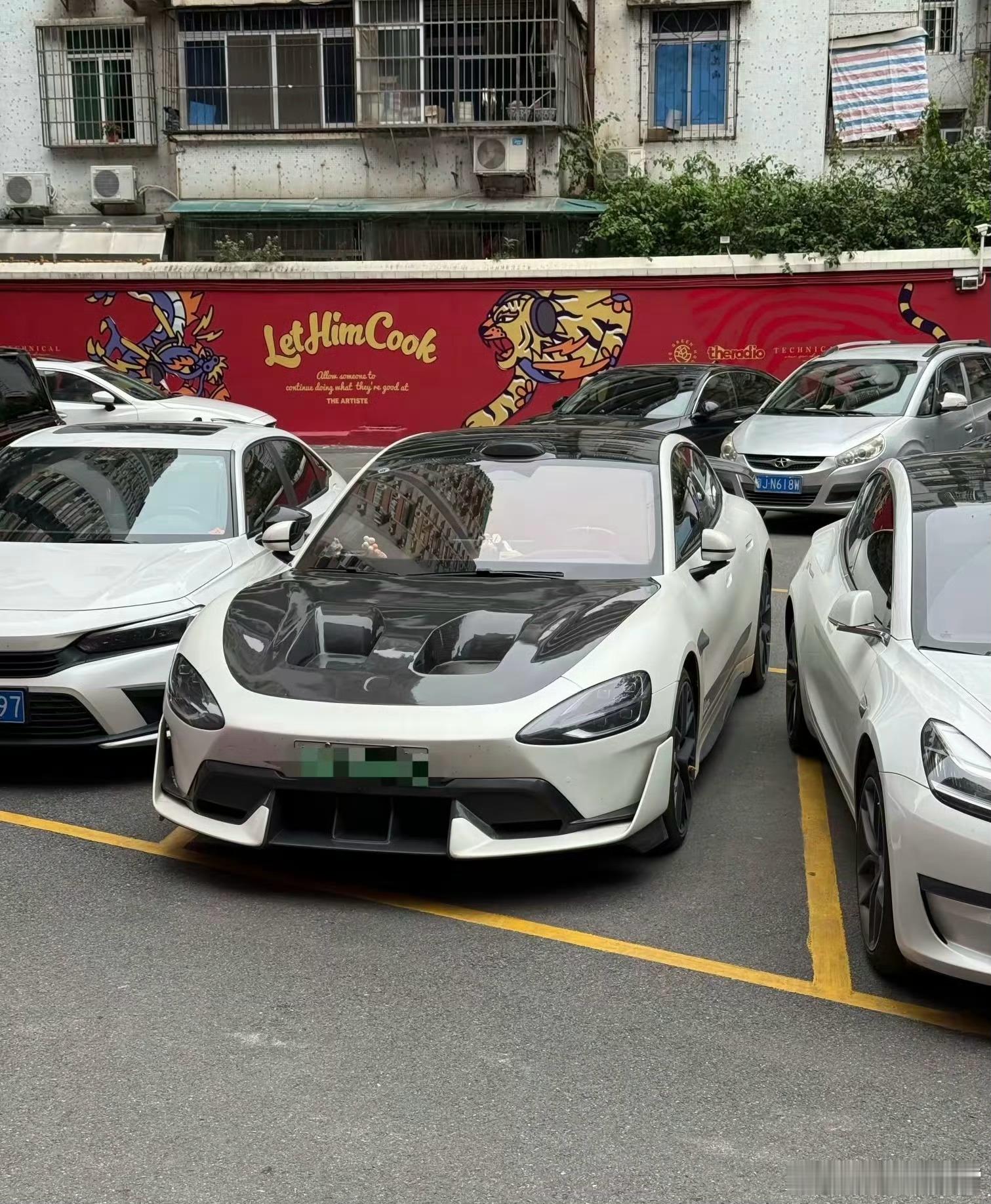 哈哈哈，大家感受下，小米SU7 Ultra车主搞的手搓挖孔机盖，是不是担心里面的